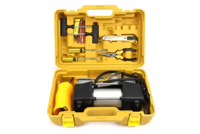 Автомобильный двухпоршневый компрессор с набором инструментов в кейсе YELLOW