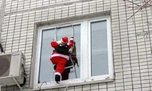 Вуличний декор фігура Дід Мороз на сходах, 120 см