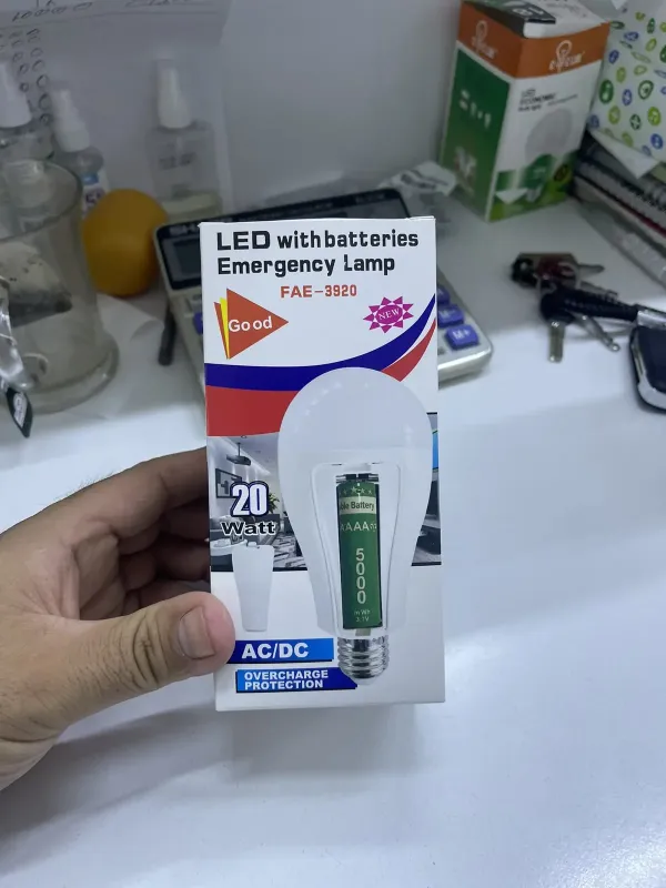 Аварійна світлодіодна лампа 20W з акумулятором на патрон лампочка Led акумуляторна під цоколь