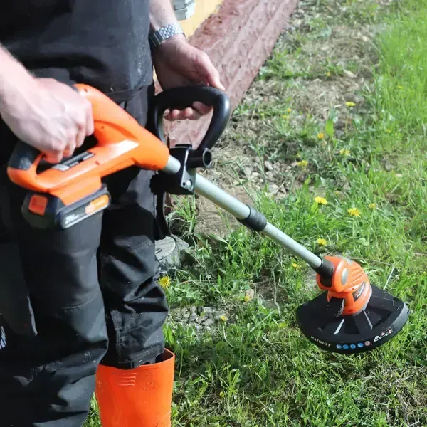 Газонокосарка/триммер для стрижки трави