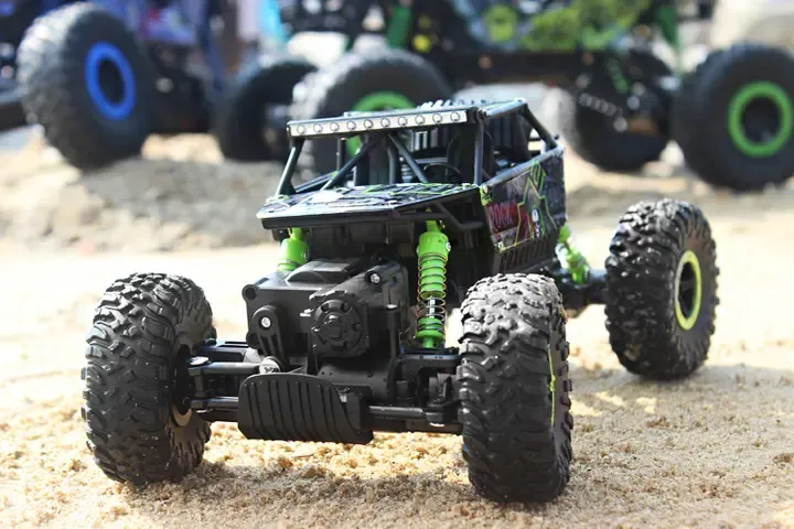 Машинка на радіокеруванні джип-всюдихід Climbing на амортизаторах повнопривідна з протекторами та великими гумовими колесами 2.4 GHz